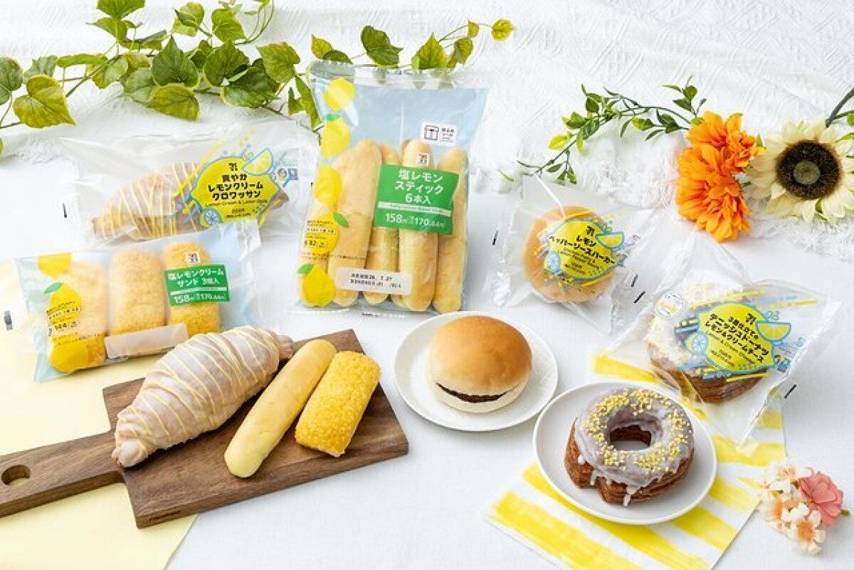 セブンイレブンのレモン味のパンやスイーツがテーブルに並べられた俯瞰写真 セブンイレブンのレモン味のパンやスイーツがテーブルに並べられた俯瞰写真