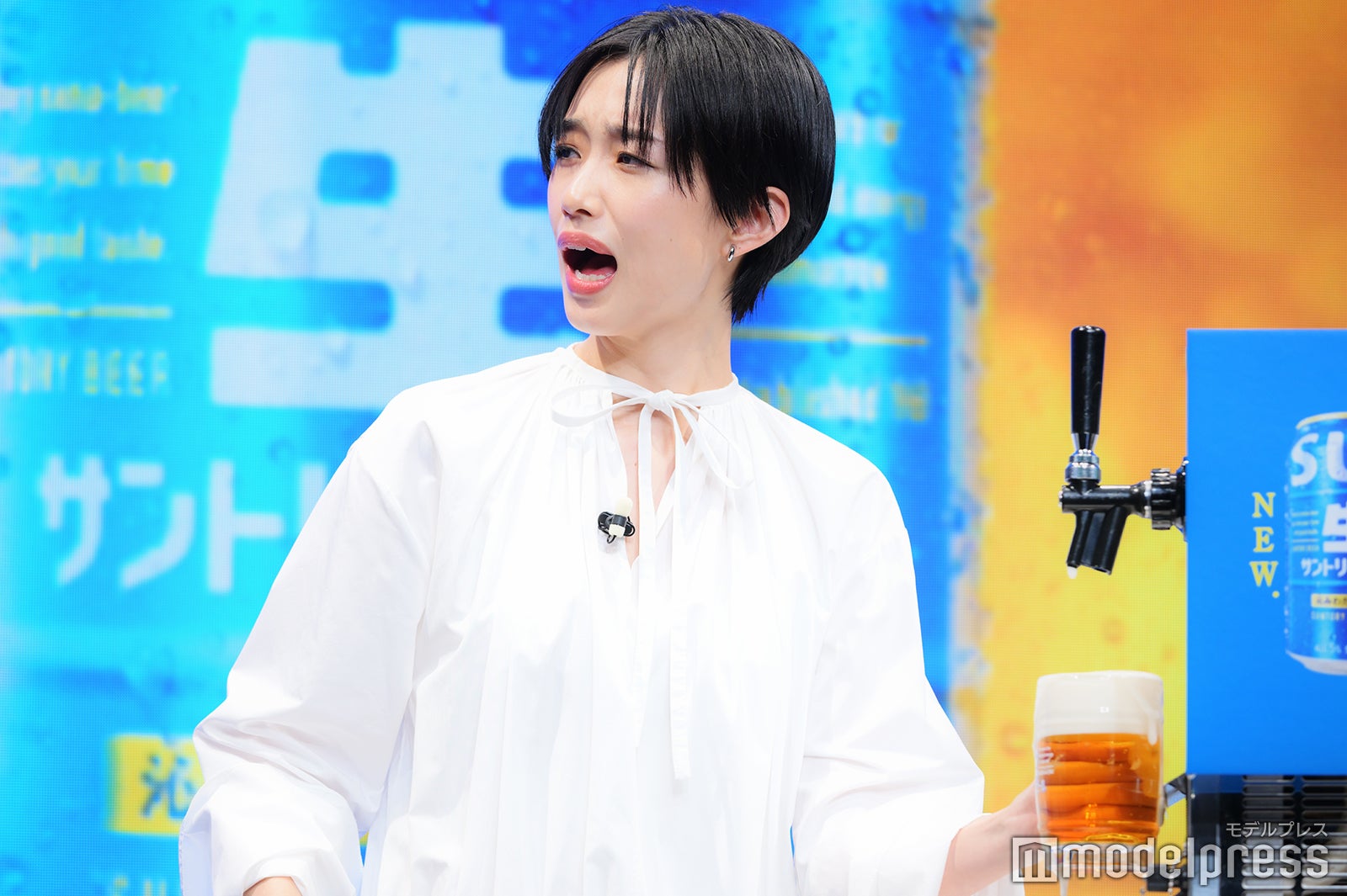 ビールサーバー初挑戦も溢れさせてしまう河合優実（C）モデルプレス