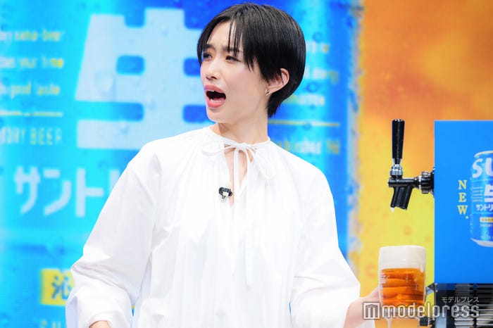 ビールサーバー初挑戦も溢れさせてしまう河合優実(C)モデルプレス