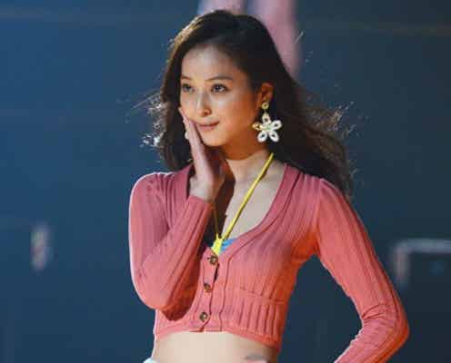 佐々木希、美くびれあらわなSEXYコーデでウォーキング