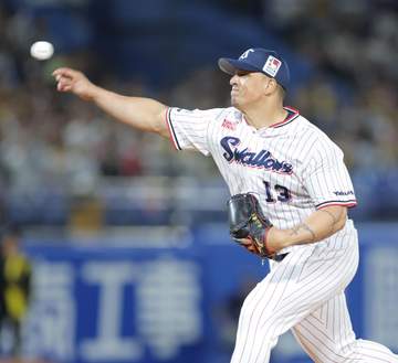 ヤクルト オスナをマウンドへ送る 池山監督が10点ビハインドで異例の決断に神宮騒然 佐藤輝は四球も小野寺は併殺 最速141キロ