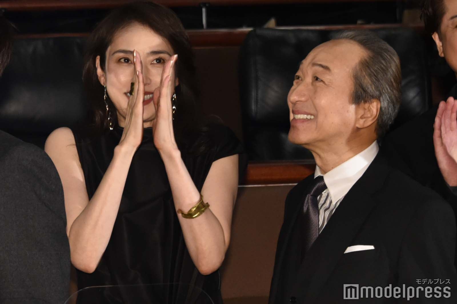 銀テープに喜ぶ天海祐希、小日向文世（C）モデルプレス