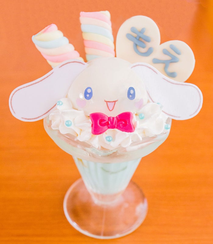 シナモンのもえもえパフェ ¥1,000（C）2001,2018 SANRIO CO , LTD.  APPROVAL NO. S592607