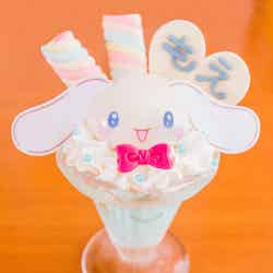 シナモンのもえもえパフェ ¥1,000(C)2001,2018 SANRIO CO , LTD. APPROVAL NO. S592607