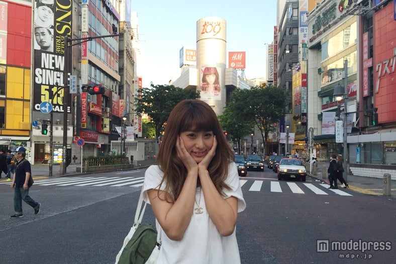 「SHIBUYA 109」をジャックした様子をチェックするMisaki（青野美沙稀）