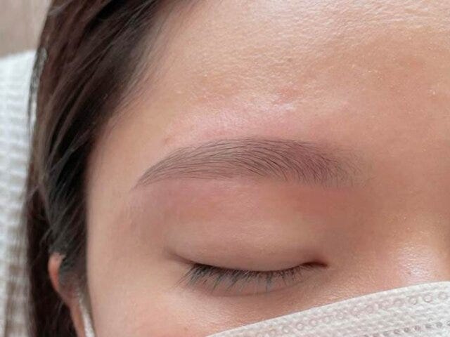 眉山から眉尻にかけて丸く