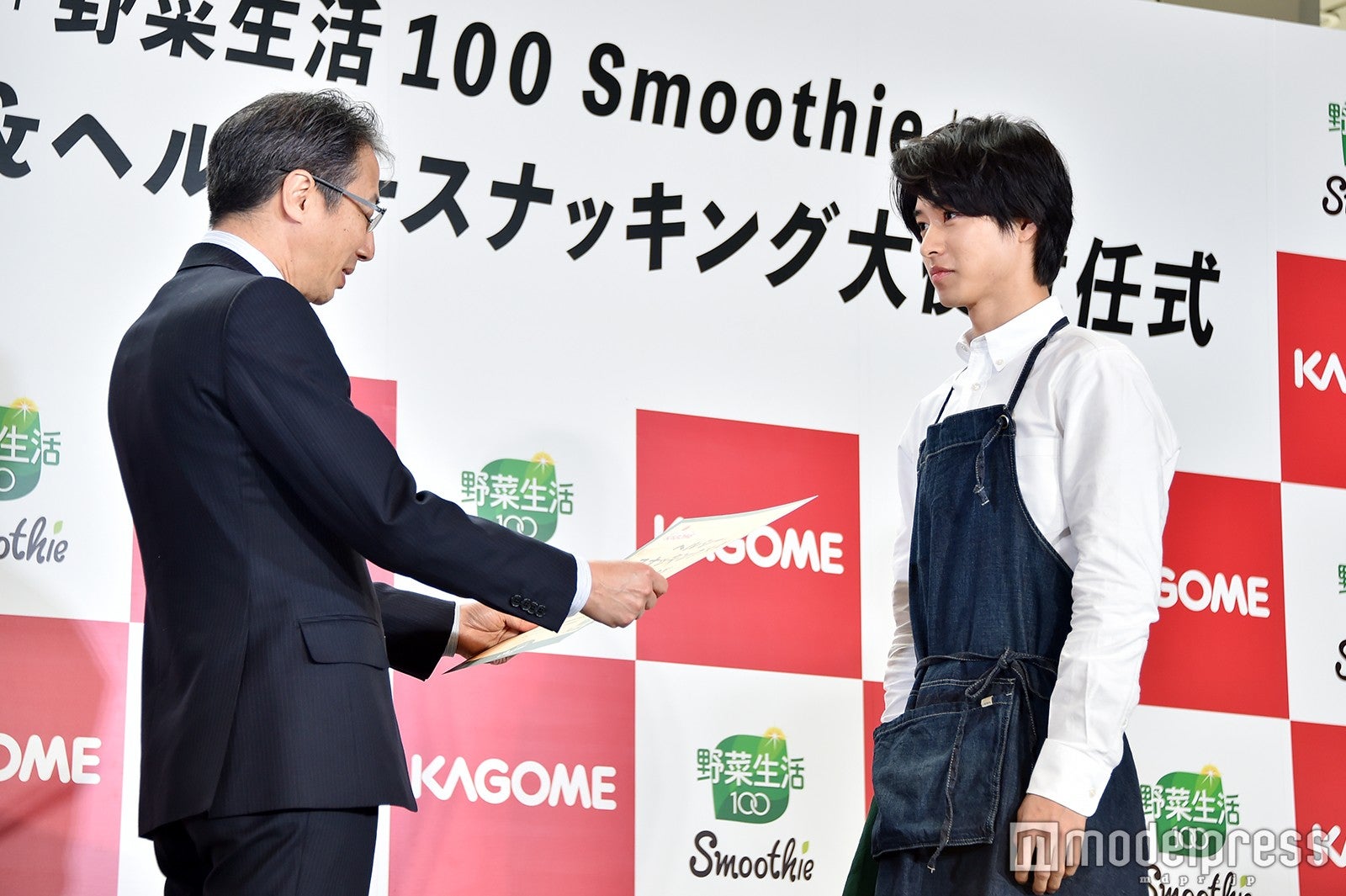 気をつけをして待つ山崎賢人（C）モデルプレス