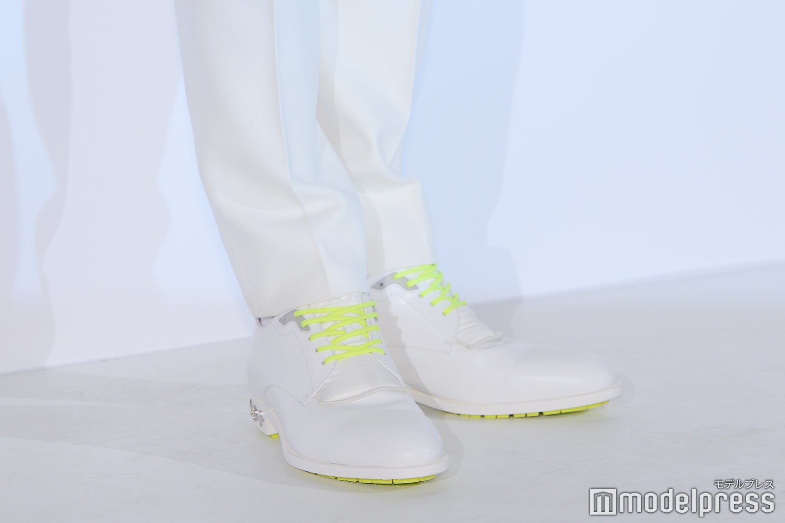 岩田剛典の足元 （C）モデルプレス