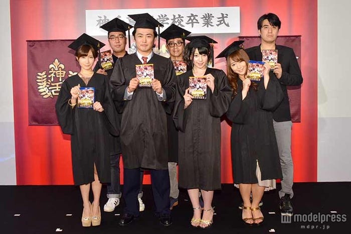 (前列左から)小島みなみ、劇団ひとり、上原亜衣、白石茉莉奈(後列左から)小木博明、矢作兼、佐久間宣行監督