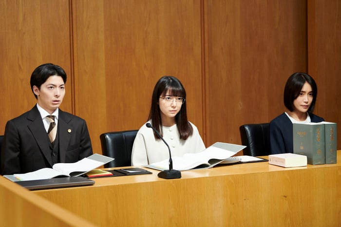 高杉真宙、上白石萌音、山口紗弥加「法廷のドラゴン」第2話(C)「法廷のドラゴン」製作委員会
