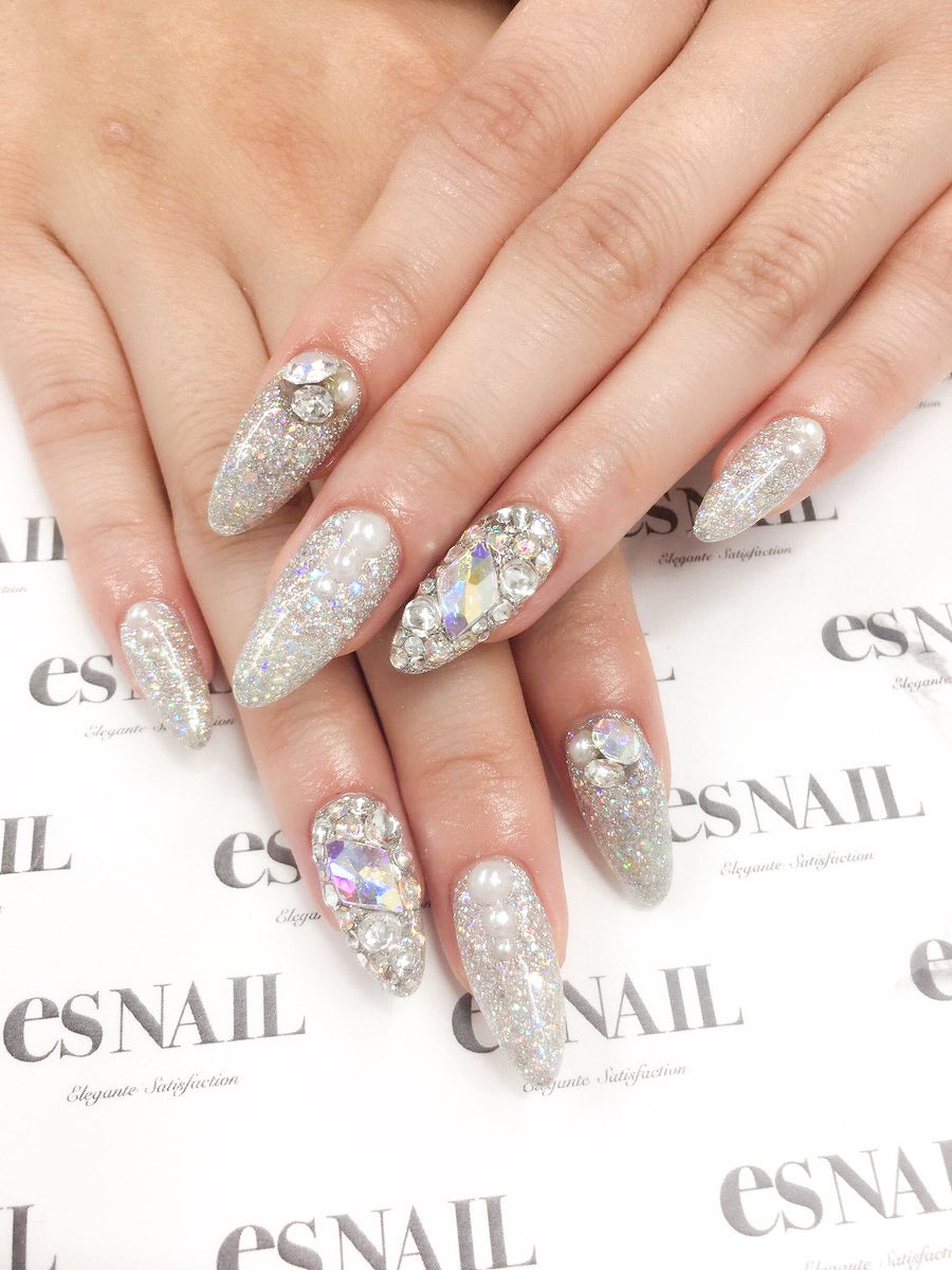 キラキラお目立ちネイル／画像提供：esNAIL
