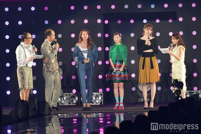 ステージの様子 (C)モデルプレス