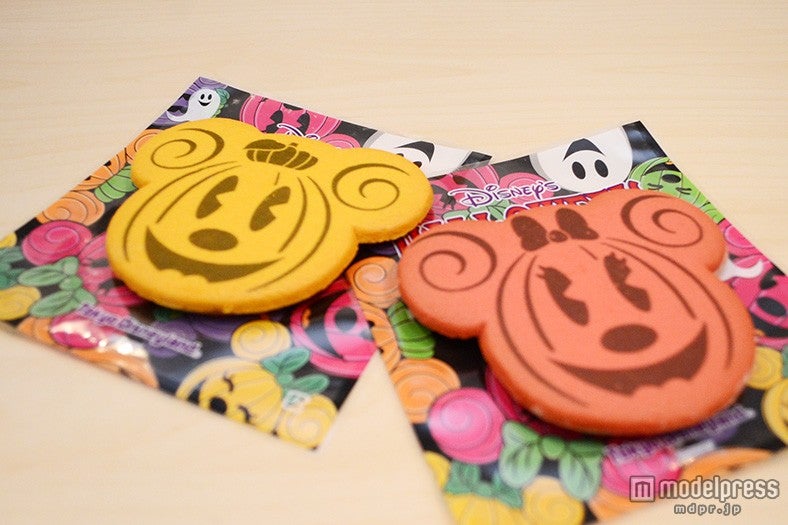 ホワイトチョコレートサンドクッキー（パンプキン／ラズベリー）各￥310