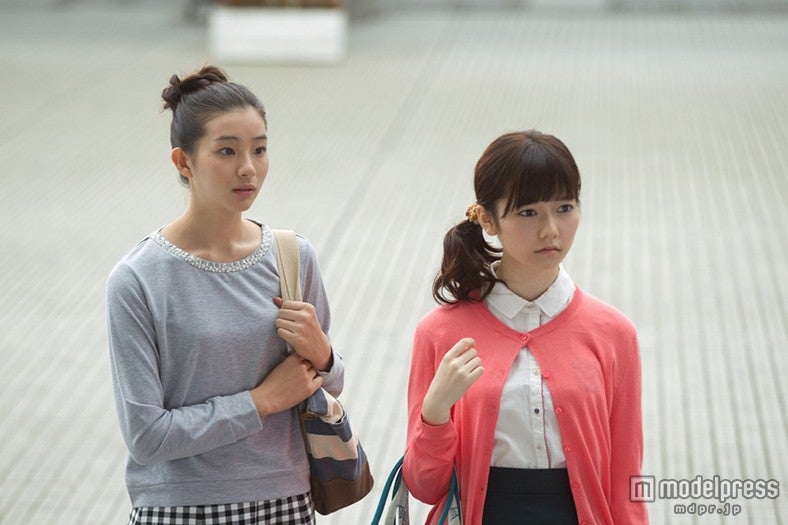 AKB48島崎遥香、主演映画のタイトル決定　新キャストも発表／（左から）足立梨花、島崎【モデルプレス】