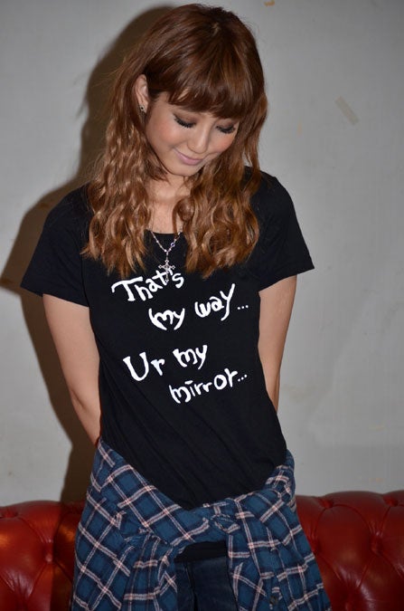 出岡美咲（着用しているTシャツはオリジナルグッズ。現在オフィシャルサイトで発売されている）