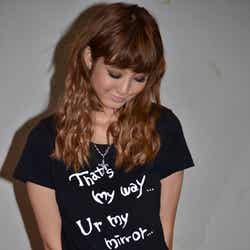 出岡美咲(着用しているTシャツはオリジナルグッズ。現在オフィシャルサイトで発売されている)