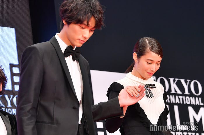 福士蒼汰、広瀬アリスをエスコート (C)モデルプレス