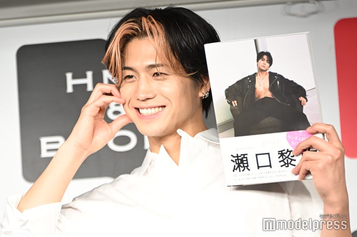 ハートポーズのリクエストを受けルダハートをする瀬口黎弥(C)モデルプレス