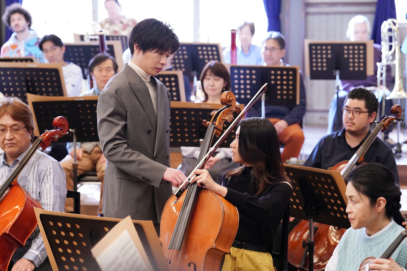 田中圭、瀧内公美／「リバーサルオーケストラ」第2話より（C）日本テレビ