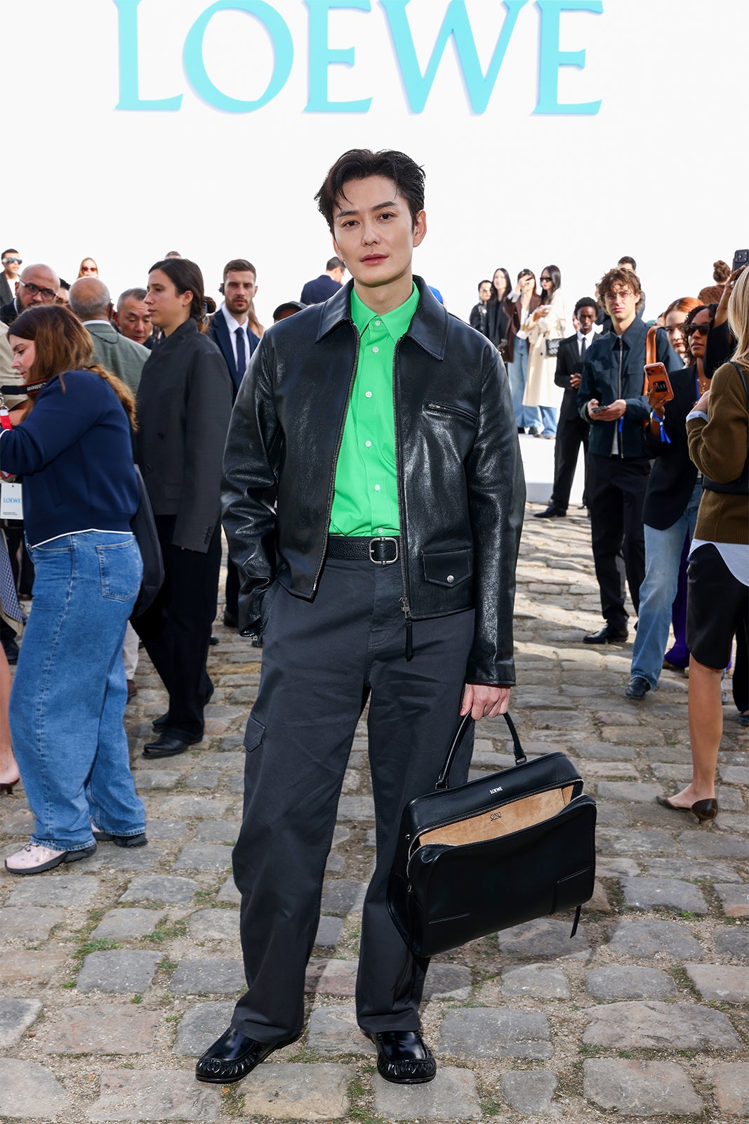 岡田将生、ロエベ2027春夏コレクションに来場 レザージャケット×鮮やかなグリーンシャツのルック着こなす