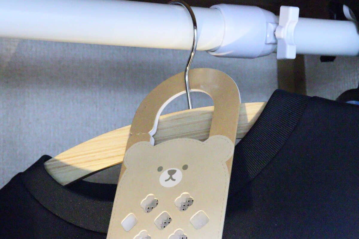 バルくん　ダニこないでネット　くま柄　ハンガー使用例