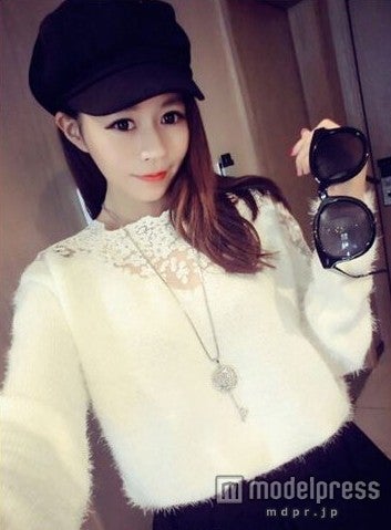 黒小物を投入すればクールな印象に「バッグレースのモヘア ニット 2,980円（税込）」Photo by Mon Favori