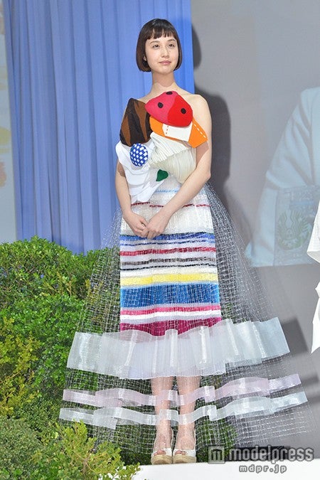 水原佑果、カラフルドレスで夏先取り キュートな笑顔で魅了