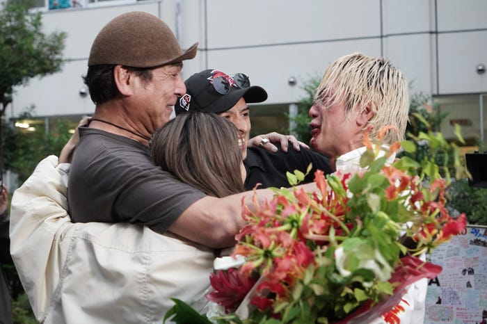 難破家メンバーで抱擁(左から)宇梶剛士、鈴木紗理奈、満島真之介、間宮祥太朗(C)フジテレビ