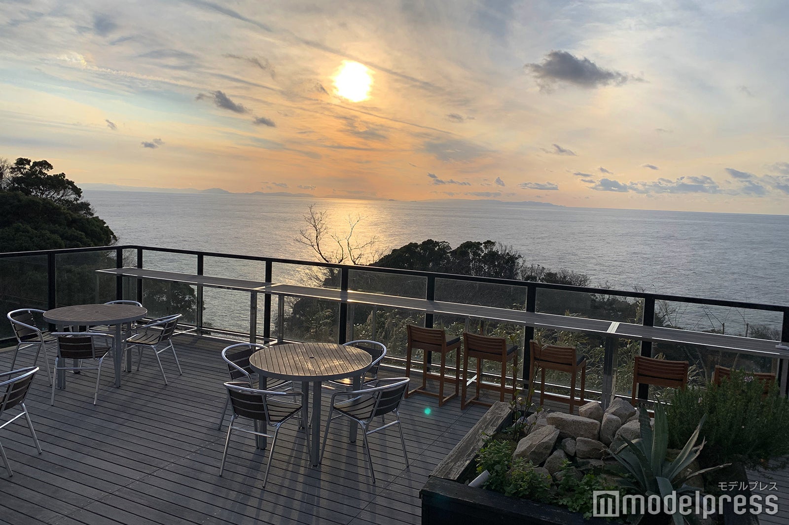 天気がいい日は、水平線に沈む夕日が望める絶景カフェHAZE（C）モデルプレス
