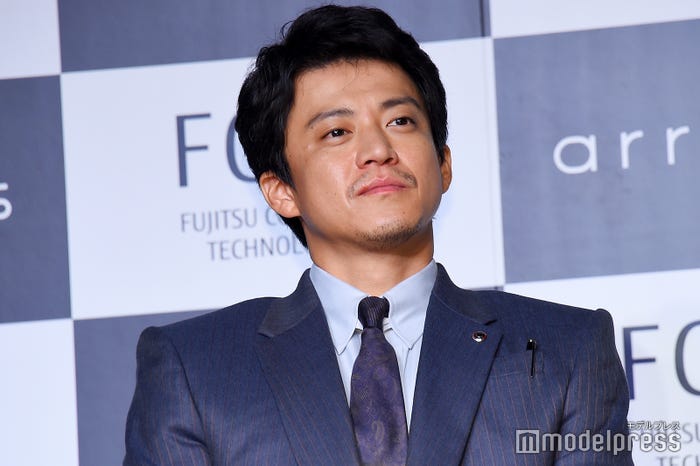 小栗旬(C)モデルプレス