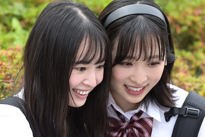 飯沼愛、小栗有以(C)「パパとムスメの7日間」製作委員会