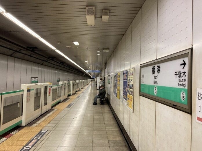 根津駅のホーム。2層構造のため反対方向へ行く線路は見えない