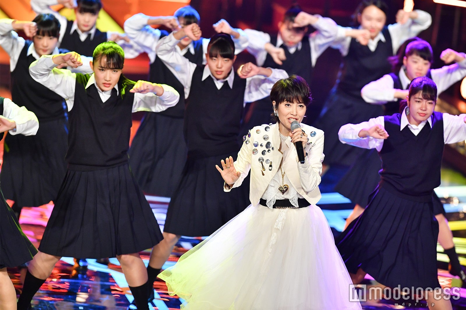 荻野目洋子、登美丘高校ダンス部 （C）モデルプレス