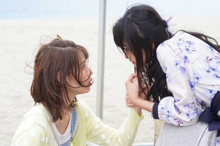 白石聖、原菜乃華(C)2021 紺野りさ・小学館/「胸が鳴るのは君のせい」製作委員会