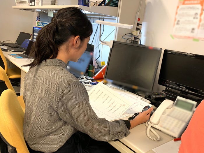 原稿の下読みをしているところです/新美有加アナウンサー(提供写真)