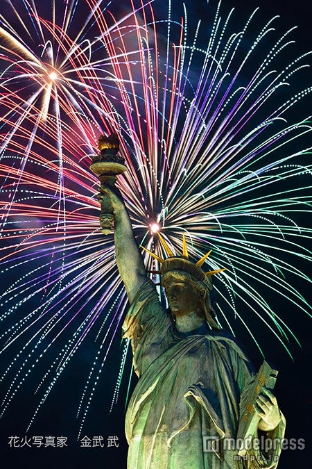 自由の女神像沖で花火を打ち上げ／写真：花火写真家 金武 武