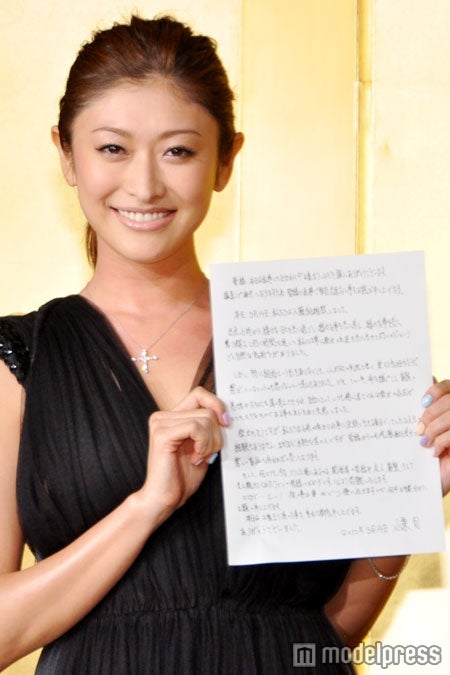 山田優 結婚会見に登場 小栗旬からの婚約指輪も披露 モデルプレス