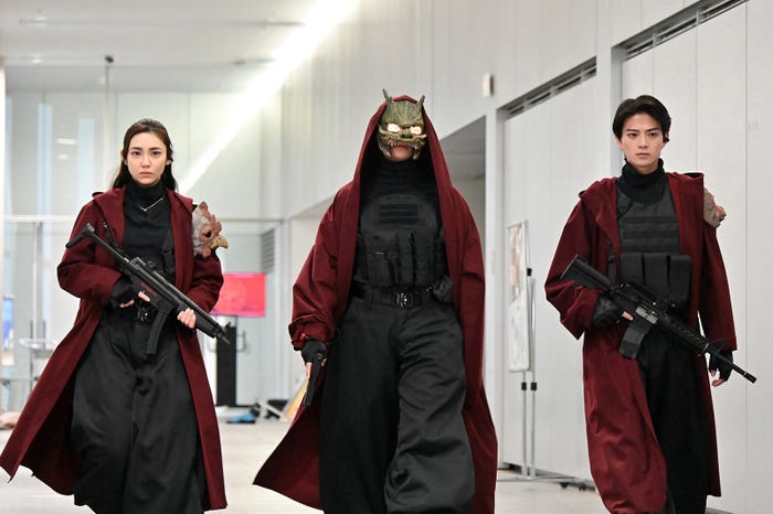 山谷花純、岩瀬洋志「新空港占拠」第5話より(C)日本テレビ