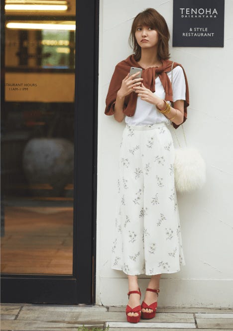 白Tシャツ¥9,500/TOMORROWLAND collection(TOMORROWLAND) 花柄ワイドパンツ¥19,000/Mystrada カーディガン¥12,000/LOUNIE(C)TOPLOG