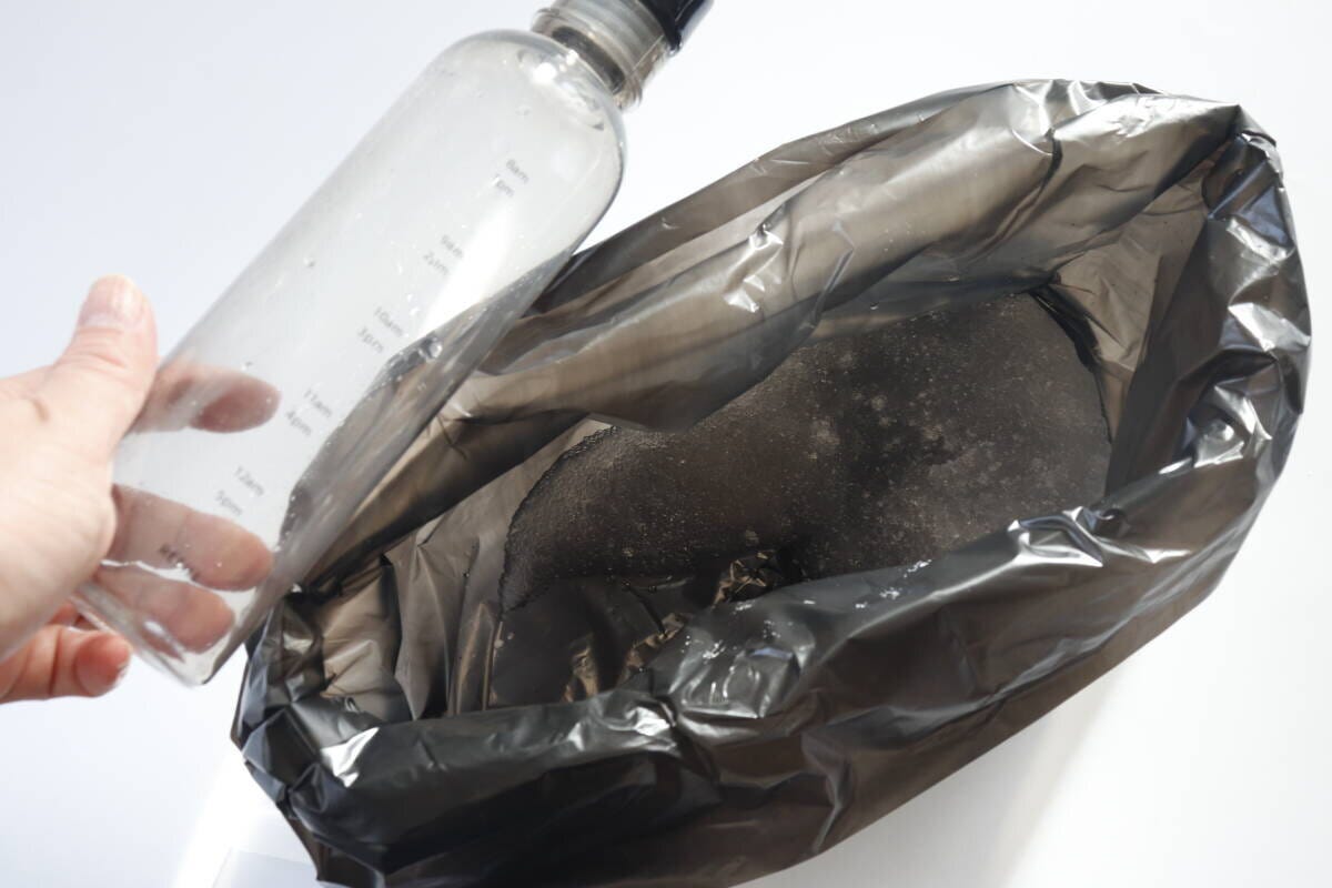 携帯トイレ　水注入後