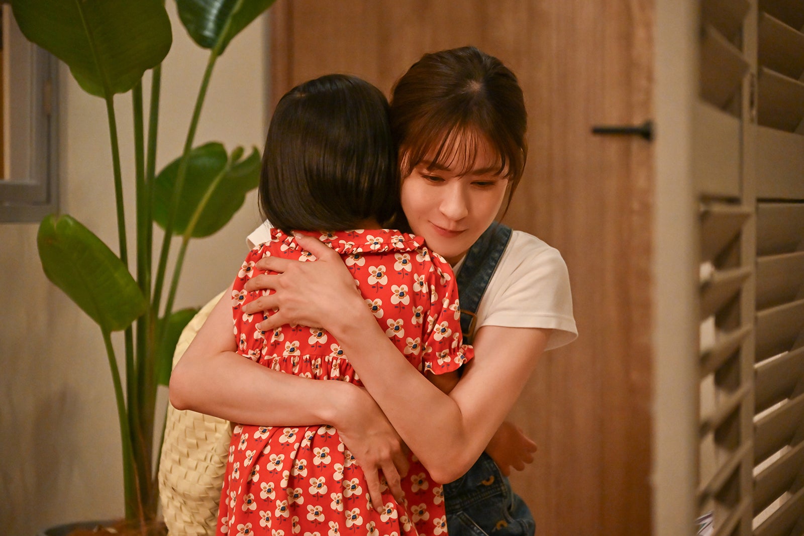 倉田瑛茉、松本若菜「西園寺さんは家事をしない」第7話より（C）TBS