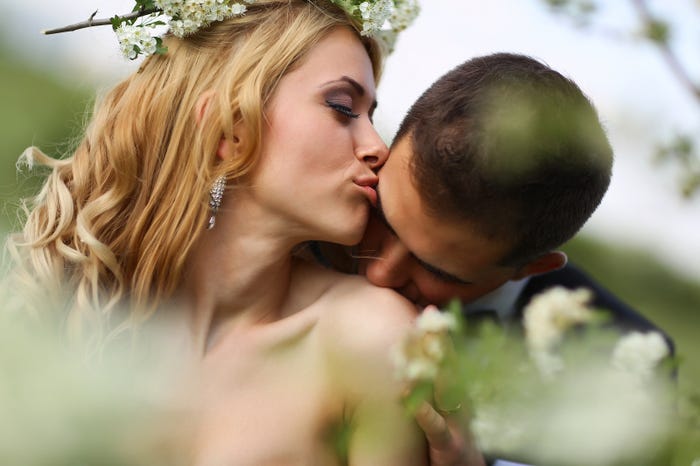 不意打ちのキスは男性だって嬉しいもの(photo by hreniuca/Fotolia)