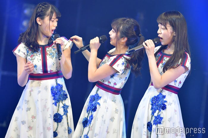 与田ちゃんがれんたんの半袖を触ってイジって…(C)モデルプレス
