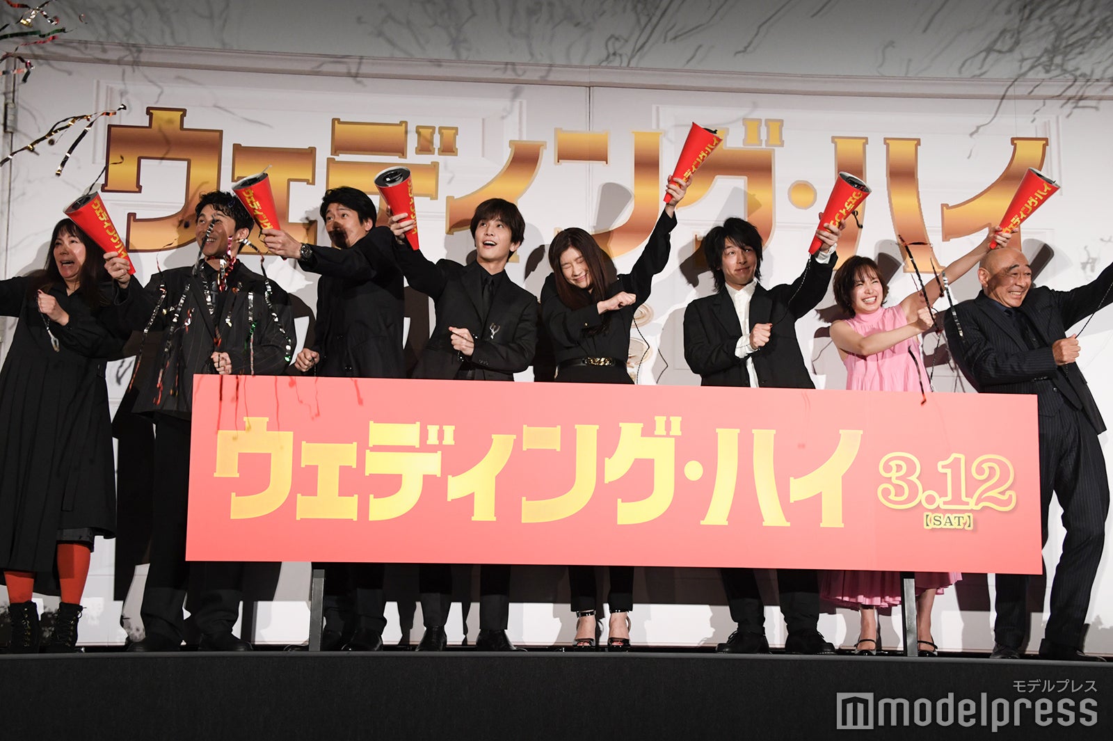 クラッカーを恐る恐る鳴らすキャスト陣（左から）大九明子監督、中尾明慶、向井理、岩田剛典、篠原涼子、中村倫也、関水渚、高橋克実 （C）モデルプレス