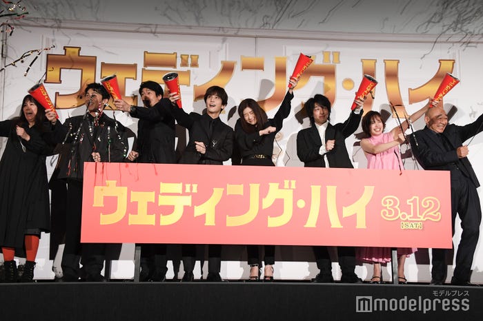 クラッカーを恐る恐る鳴らすキャスト陣(左から)大九明子監督、中尾明慶、向井理、岩田剛典、篠原涼子、中村倫也、関水渚、高橋克実 (C)モデルプレス