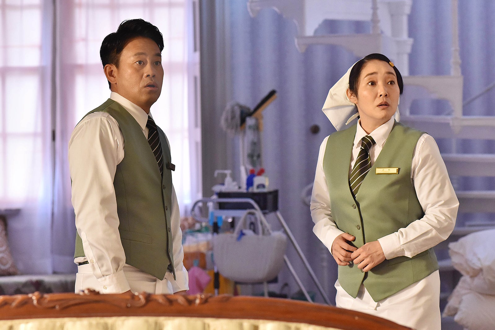 宮川大輔、西尾まり／「崖っぷちホテル！」第4話より（C）日本テレビ