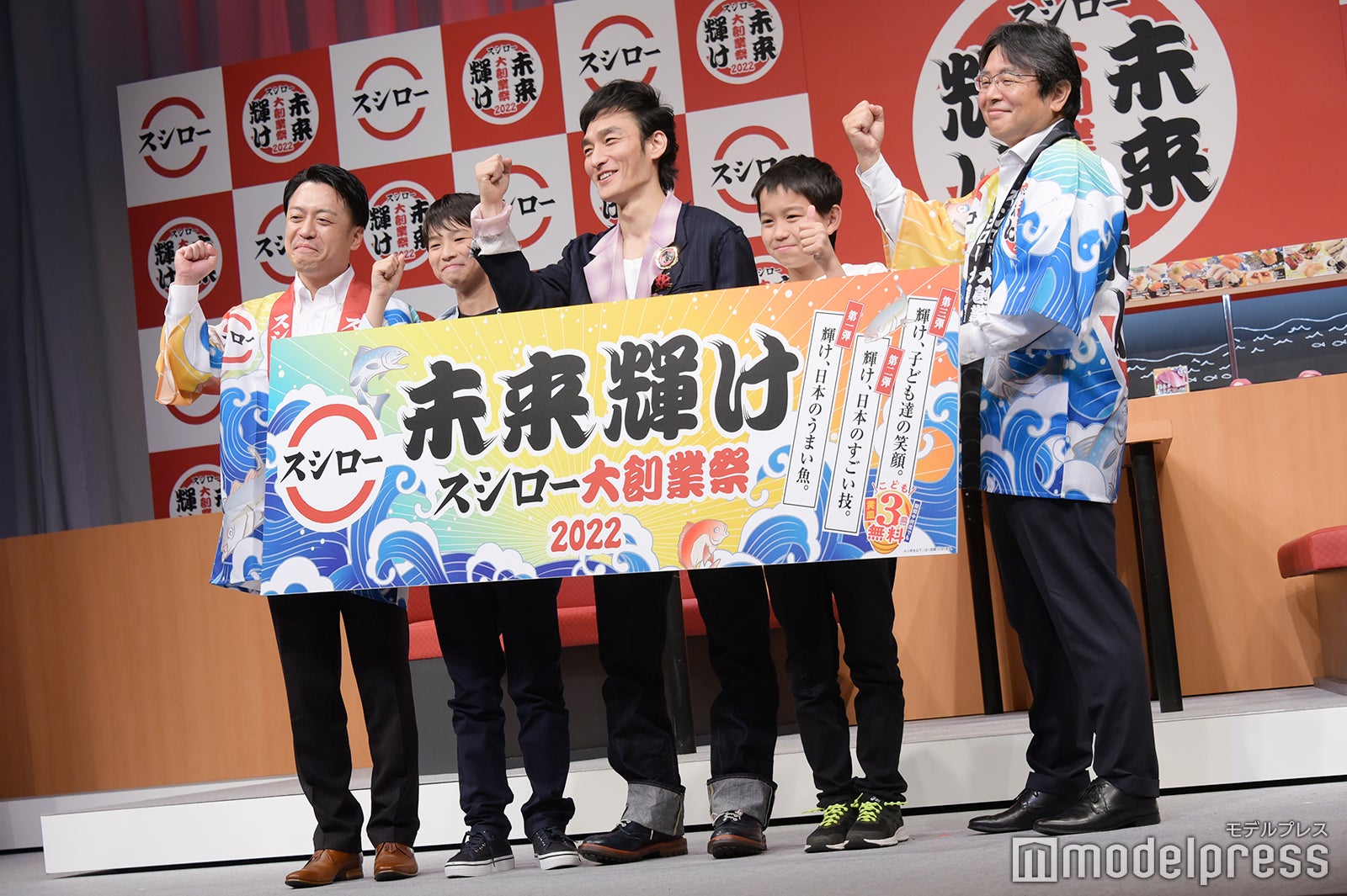 （中央）草なぎ剛（C）モデルプレス