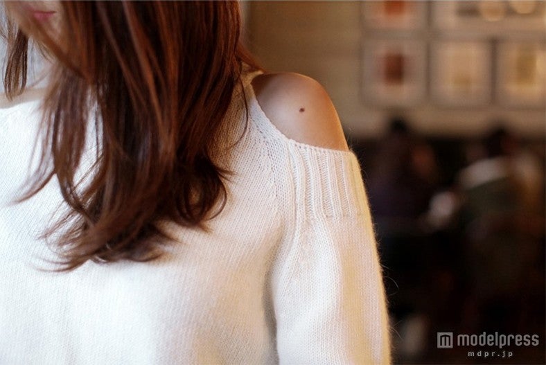 適度な肌見せで健康的な色気を演出できます「ショルダーカットアウトモヘアニット　7,171円（税込）」Photo by DHOLIC