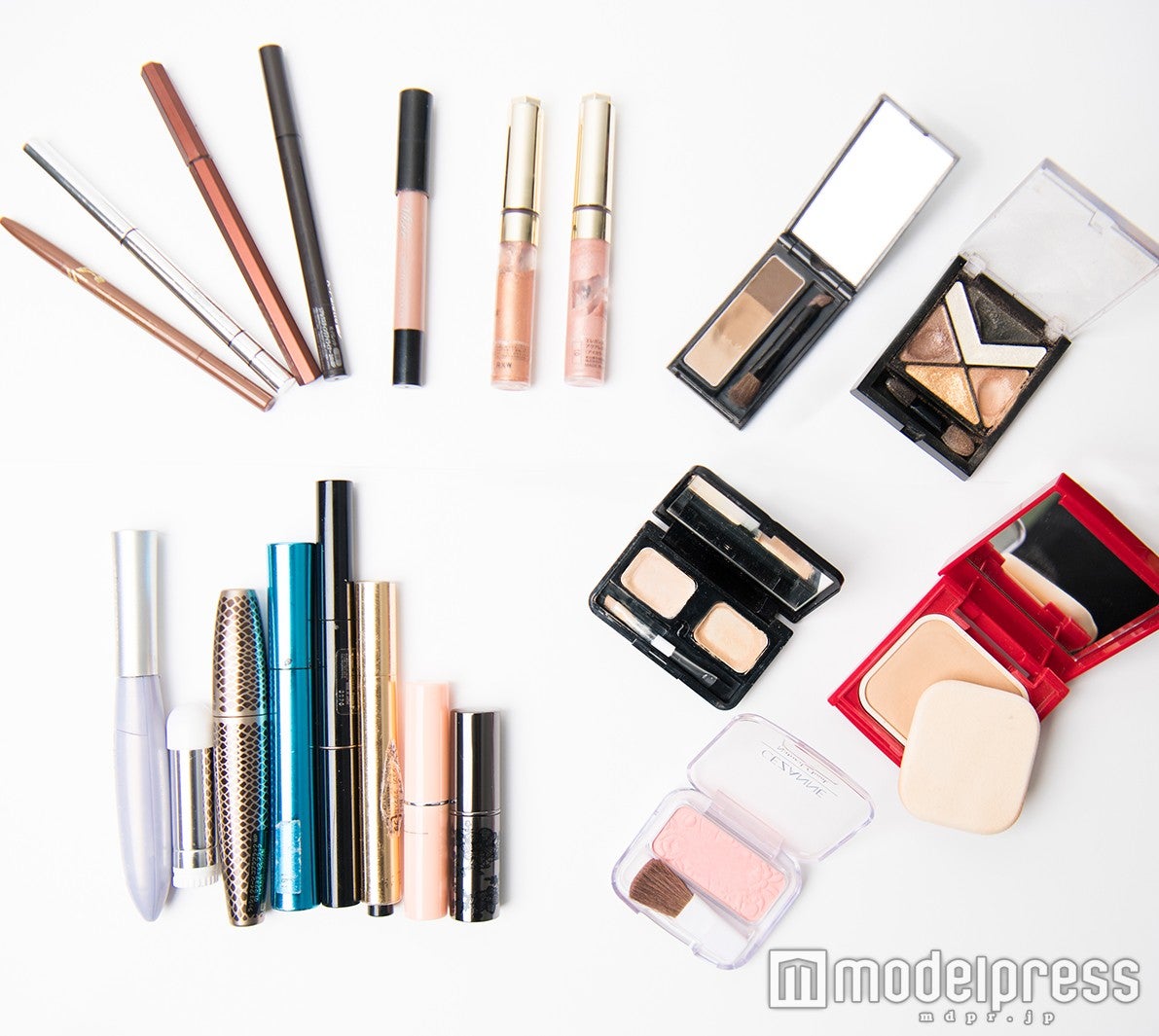 メイクポーチの中身を公開（C）モデルプレス