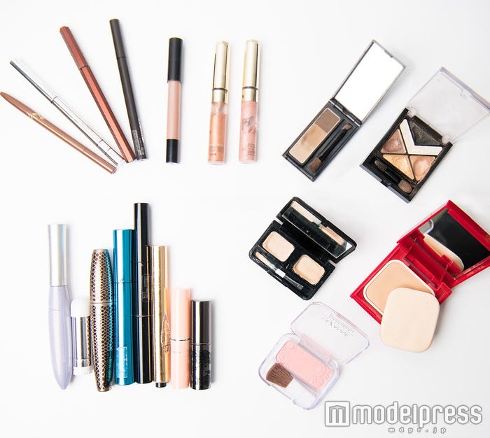 メイクポーチの中身を公開(C)モデルプレス